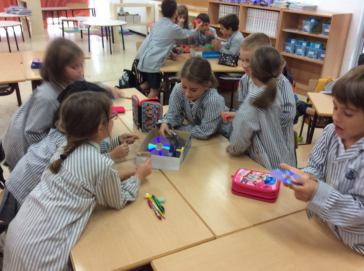 pmariasantcugat's tweet image. A 2n de primària treballem els cinc sentits a partir de caixes misterioses. Quin sentit serà el que s’amaga darrere de cada caixa? Les pistes i objectes que hi trobem a dins ens ajuden a descobrir-ho! 👍#santcugat #sorpresa #sentits #primaria