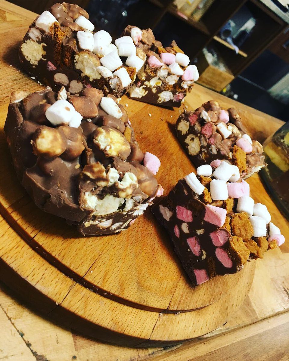 SixEightKafe's tweet photo. Let’s get you through hump day with our freshly baked goodies! Rocky Mountain, Raspberry Flapjacks, Cranberry and Chocolate Tartlets and Red Velvet and White Choc Chip Cookies! 🤤🤤 https://t.co/QnccrUPcHc