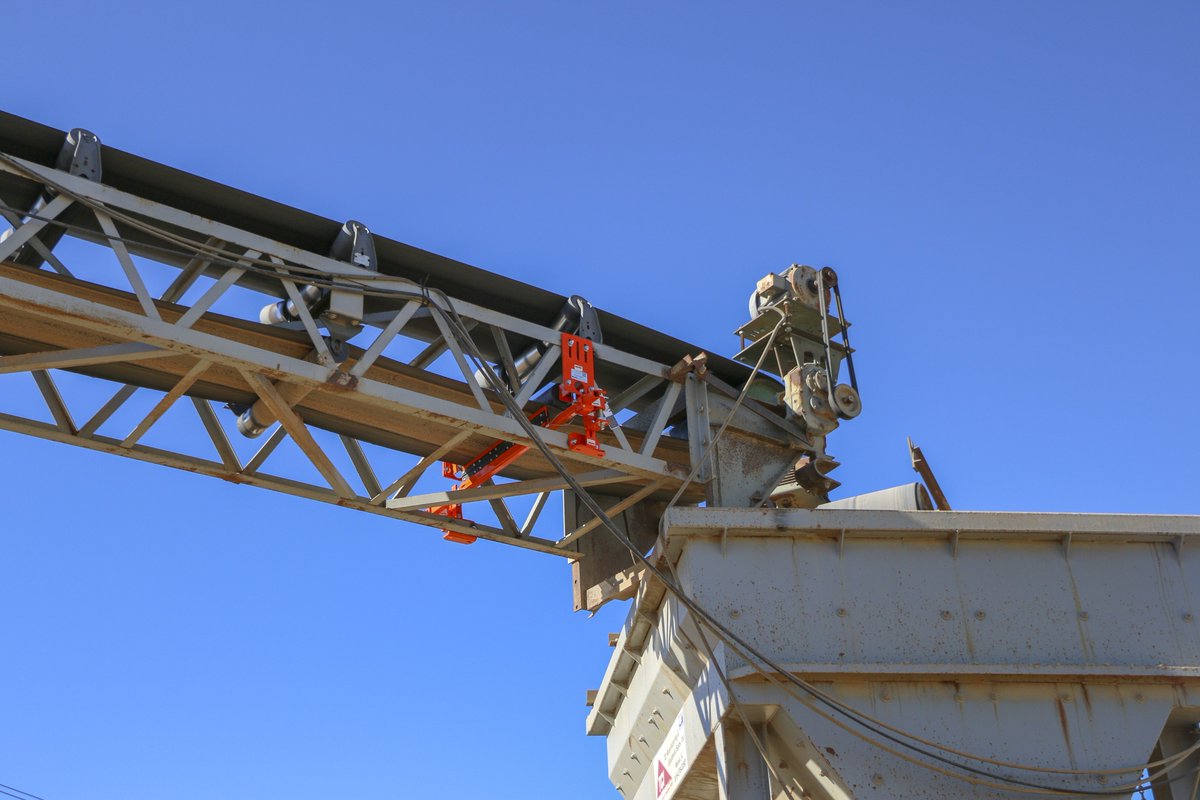 MiningMagazine's tweet image. #Conveyor solutions group #MartinEngineering has released its newest #belt #cleaner, the SQC2S RM (reduced mini) unit, designed for use in limited-space applications bit.ly/2Of6ahV #mining #bulkhandling