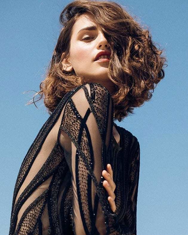 Que sea otoño no significa que no puedas lucir estas ondas surferas. La estilista Kelly Shew ha utilizado el spray Algues et Fleurs de Leonor Greyl para despertar los rizos. Después, con la Mousse au Lotus ha asegurado la fijación. ¡No te despidas de este peinado veraniego! 🌊🌊