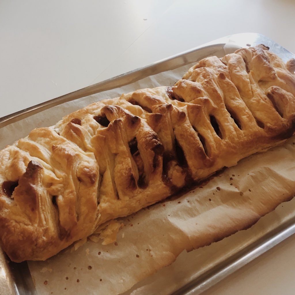 Week 3 in the SK Bake off, Jess has blessed us with an appetising apple strudel 🍏👌🏻☺️ The competition is heating up 🔥 #bakeoff #VeganWeek #pastry #food #liverpool #events