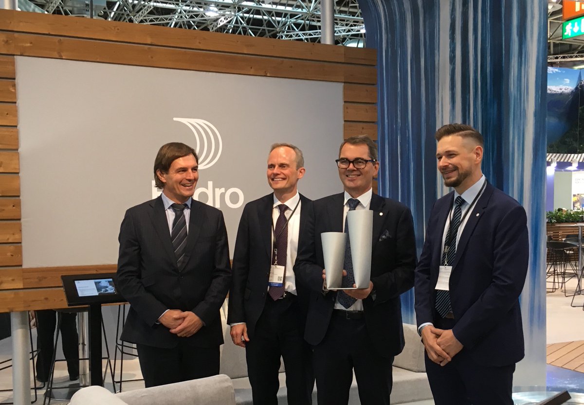HydroBenelux's tweet photo. #VaseNo8 is het resultaat onze lokale samenwerking met @sara_mellone waarbij design en maakindustrie elkaar ontmoeten. Het eerste exemplaar werd gisteren op #Alu18 in ontvangst genomen door onze CEO @SRBrandtzag!  🎉🎉🎉 #hydroalu18 #hydromeetsdesign https://t.co/S8U7Wcq6bW