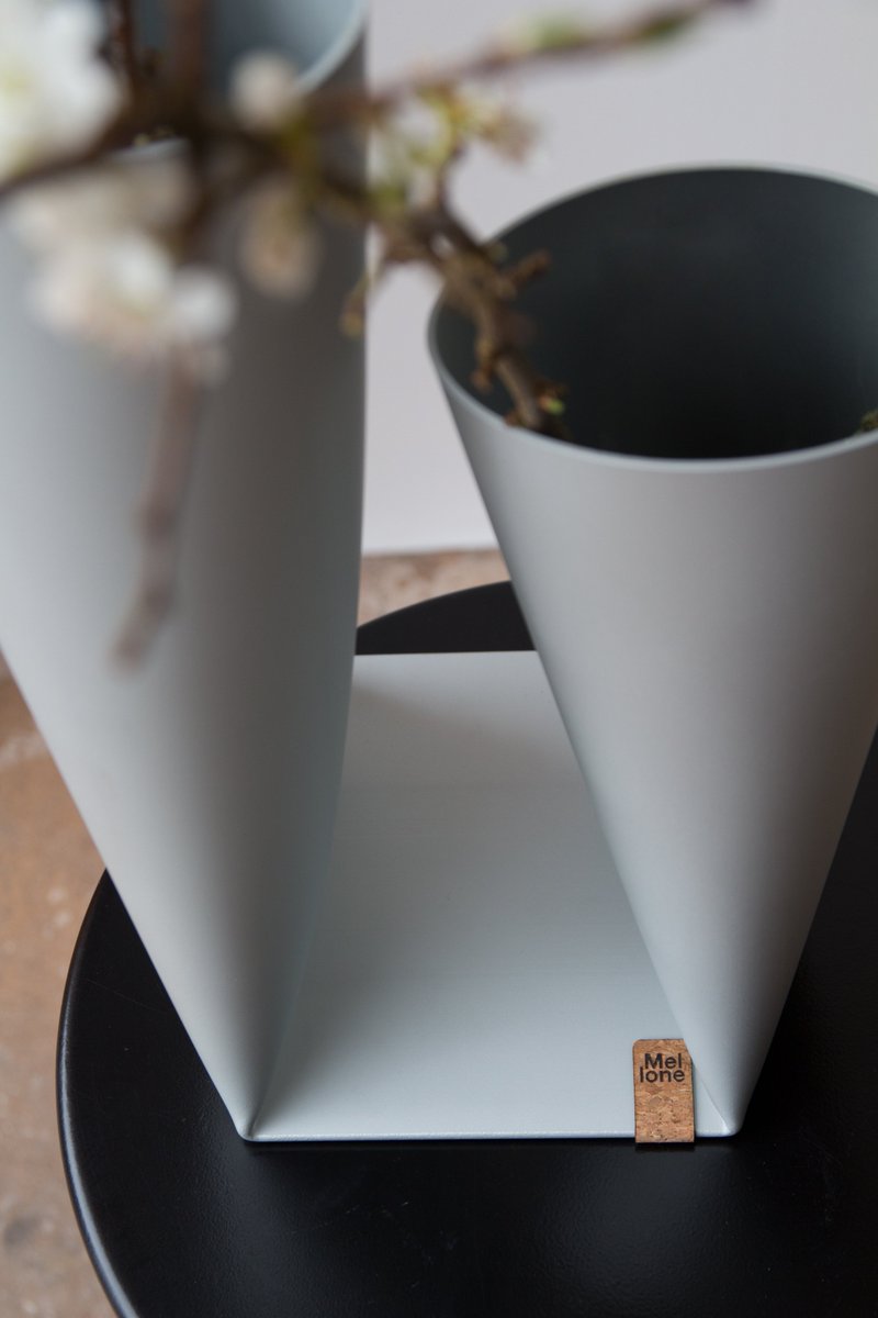 #VaseNo8 is het resultaat onze lokale samenwerking met <a href="/sara_mellone/">Sara Mellone</a> waarbij design en maakindustrie elkaar ontmoeten. Het eerste exemplaar werd gisteren op #Alu18 in ontvangst genomen door onze CEO @SRBrandtzag!  🎉🎉🎉 #hydroalu18 #hydromeetsdesign