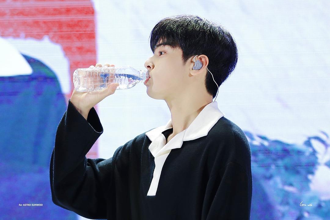 bewrattana2878's tweet photo. Aww that pouts ❣️😭
•
•
©️: Grin_With_Ew
••
•• ||181007||
💞
#moonbin #eunwoo #chaeunwoo #moonbinastro #astro #aroha #leedongmin #dongmin #eunwooastro #eunwooastroaroha #chaeunwooastro #officialeunwoo #jinjin #rockyastro #sanha #mj #kpopastro #astroedits #임재범 https://t.co/4rpnZ6qzRG