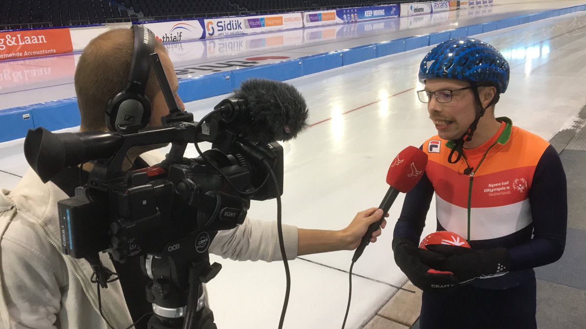 Nog even langs ⁦<a href="/OmroepFlevoland/">Omroep Flevoland</a>⁩ en dan echt het ijs op. Straks schaatst Almeerder Brian Proost tegen ⁦<a href="/sjinkieknegt/">Sjinkie Knegt</a>⁩ ⁦<a href="/SO_NL/">Special Olympics NL</a>⁩