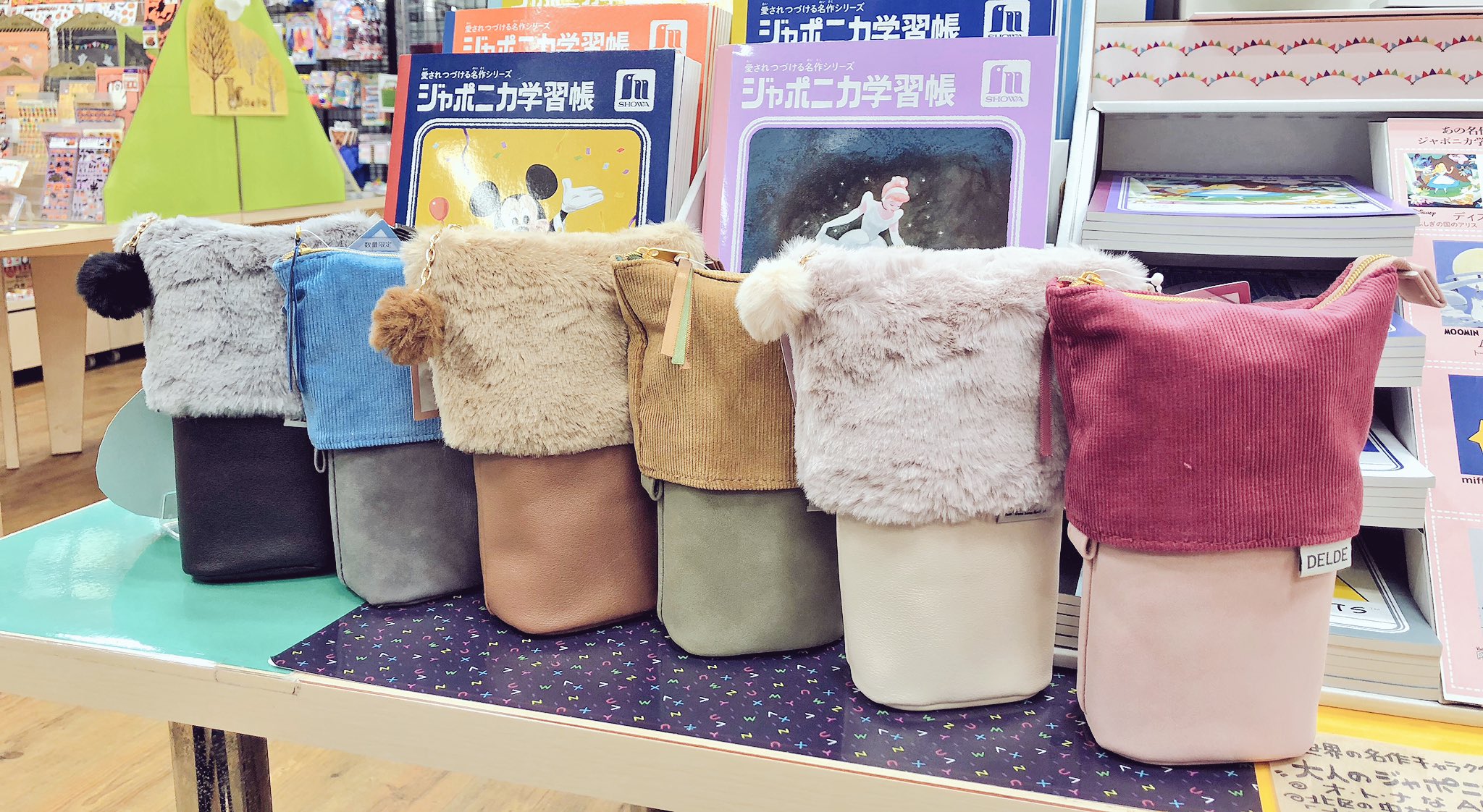 Arnz No Twitter 大人気の ペンケース Delde デルデ の限定品を入荷しました ふわふわもこもこ なファー素材と おしゃれなコーデュロイ素材 どちらも秋冬にピッタリです 化粧ポーチとして使うのもオススメですよ 文房具 文具 学芸大学 学大