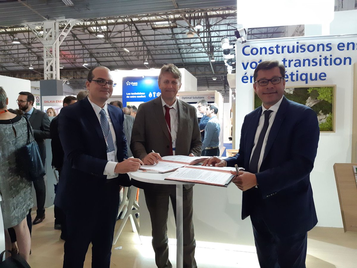 icfhabitat's tweet photo. Live #CongrèsHLM : @icfhabitat et @EDFofficiel s'engagent pr #innover &amp; #expérimenter autour du logement social &amp; signent une convention de partenariat pour avancer sur la réduction des coûts énergétiques, la maîtrise des charges, l'amélioration de la qualité de l'air intérieur… https://t.co/Jo6So8LfjR