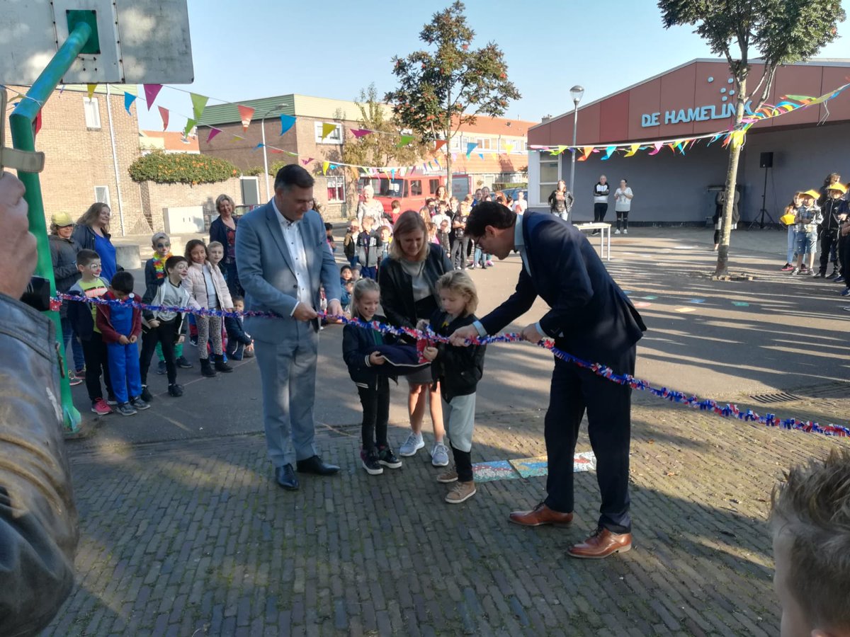 Officieel moment overdracht graafschapplein aan basisschool de talenten voor onderhoud <a href="/elanwonen/">Elan Wonen</a> kinderen bewust van woonomgeving schoon <a href="/gemeentehaarlem/">Gemeente Haarlem</a>