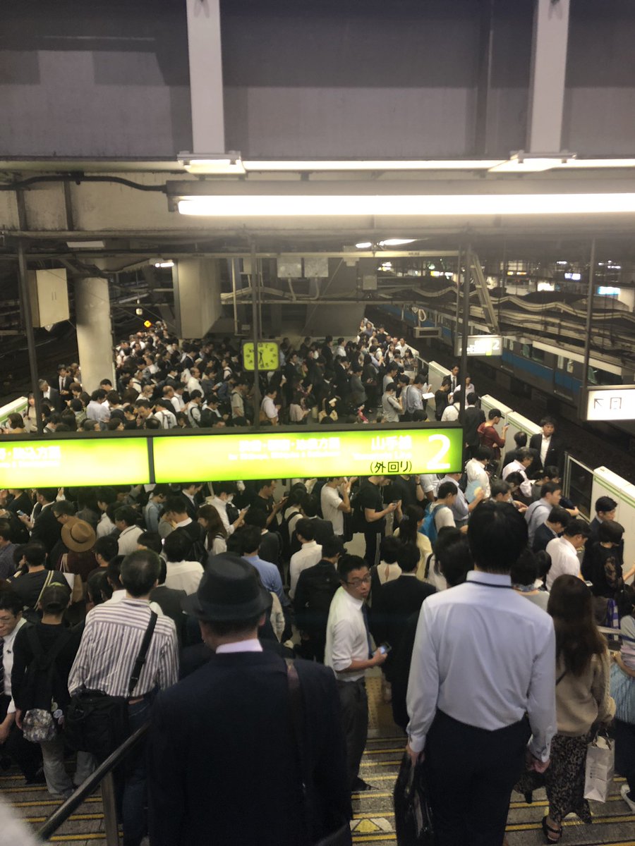人身事故の影響で品川駅が混雑している画像
