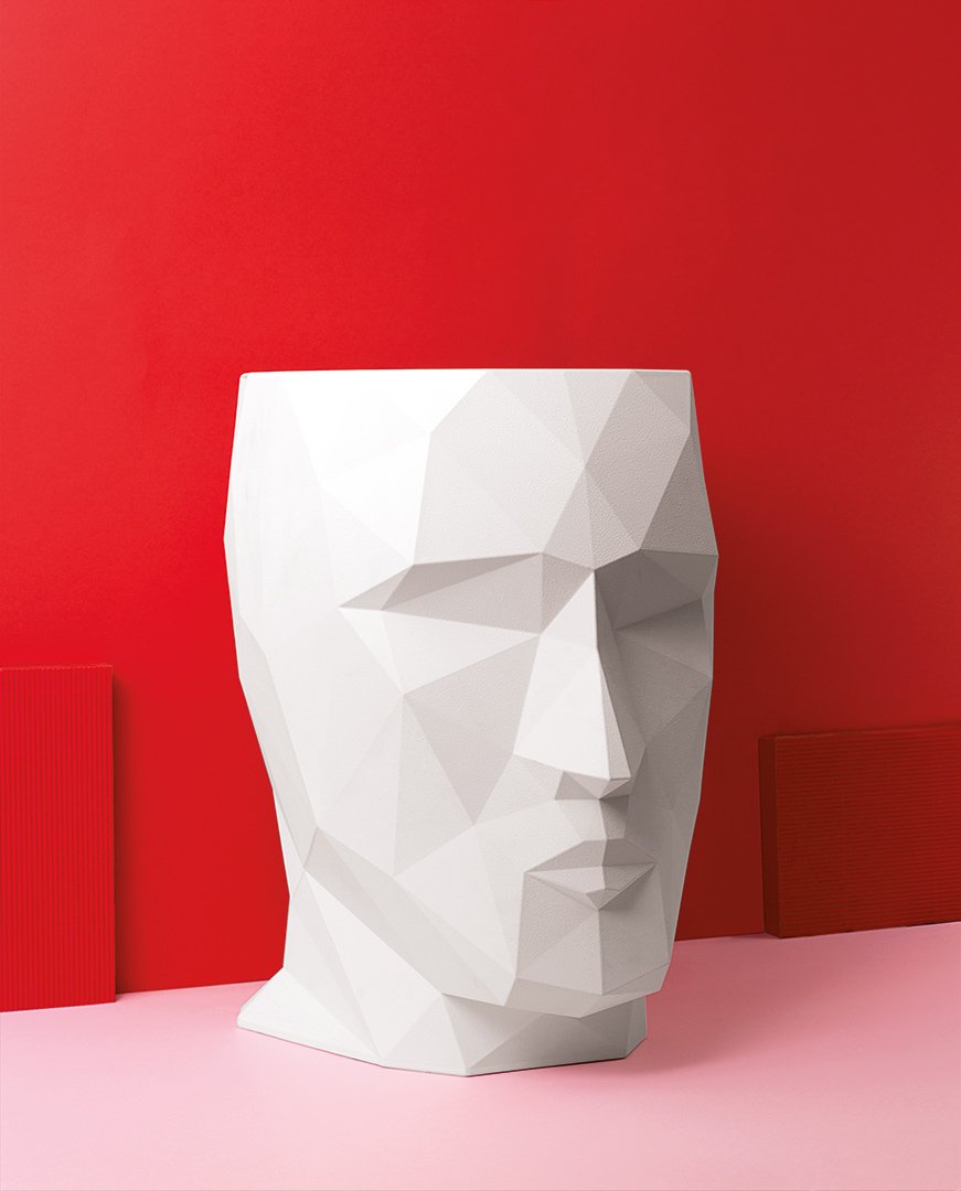 Os presentamos a #Adán, nuestro modelo más tenaz de facciones geométricas y tez de resina de polietileno. En la fotografía no basta con dar instrucciones de posado. Es preciso saber cómo resaltar la cualidades del sujeto con una iluminación adecuada. #Siros800S <a href="/broncolorspain/">Broncolor Spain</a>