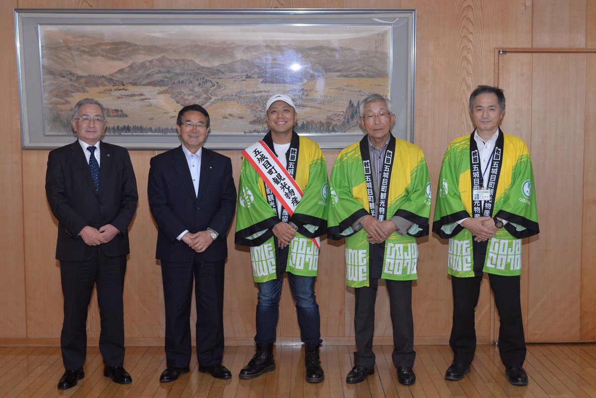 rakan_rose's tweet photo. 五城目町長・渡邉彦兵衛さん、副町長・武田和栄さんに「五城目町観光物産PR大使就任」のご挨拶に伺いました。軽い挨拶程度で終わりかなと思ったら、ラップにとても興味を持ってもらい、話が弾みました。朝市と城と「音楽」のある町・五城目を目標に頑張ります。お忙しい中、ありがとうございました。 https://t.co/WECFqscmfg