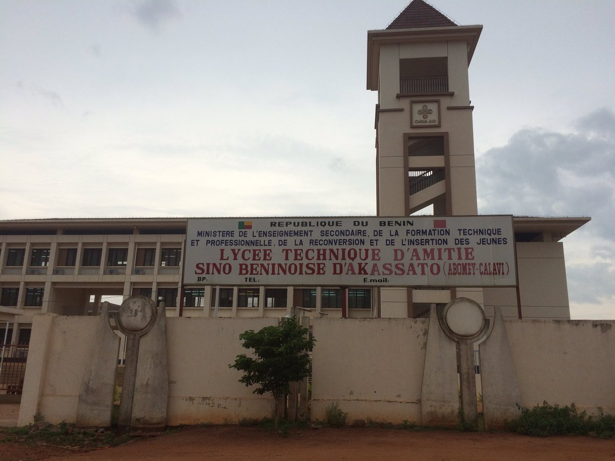 nonhouegnon's tweet photo. Formation des formateurs TTT dans le cadre du #AfricaCodeWeek de @ACWBenin sur #scratch au Lycée Technique d’Akassato. #ACW18 #CodeWeek https://t.co/k0FcHC2O5Y