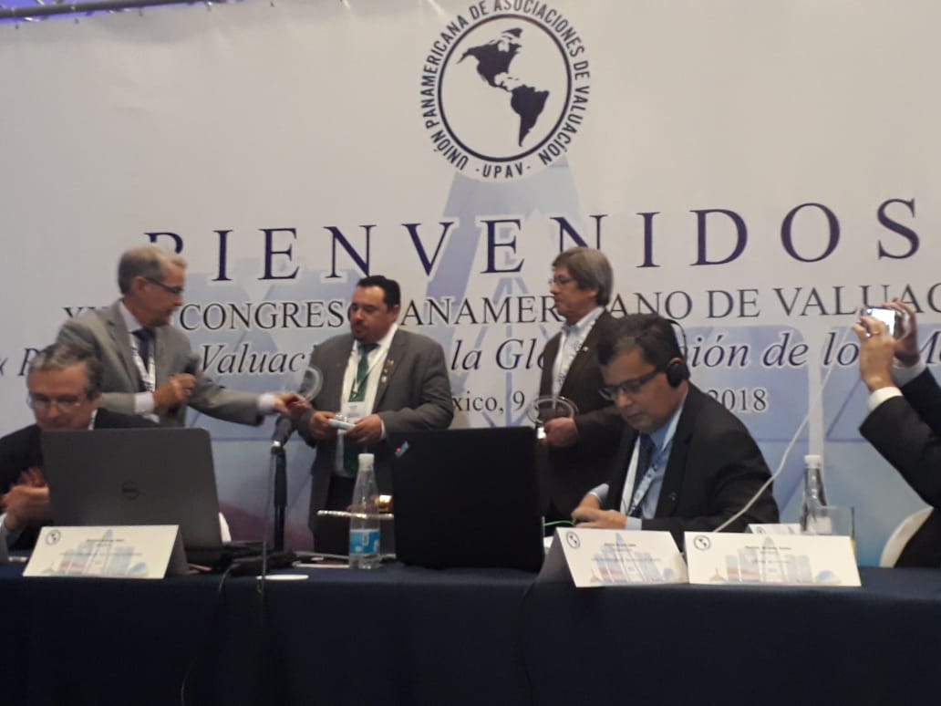 FECOVAL_AC's tweet photo. Entrega de reconocimiento al Ing. Rodrigo Peña Porchas presidente de la #FECOVAL y al presidente de la #UPAV Octavio Galvao Neto por parte de Jefferson L. Sherman presidente del APPRAISAL INSTITUTE.
#comuvati2018 https://t.co/L0b69sLXK7