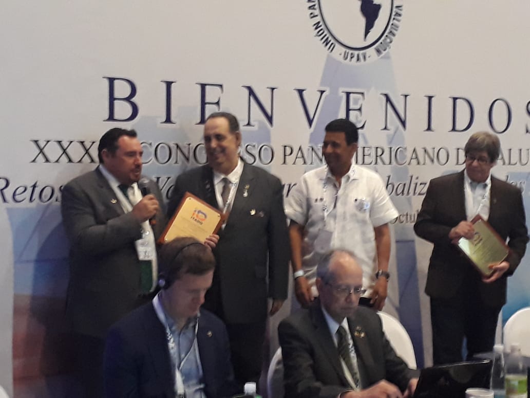 FECOVAL_AC's tweet photo. El Instituto de Tasadores Dominicanos entregó reconocimiento al Ing. Rodrigo Peña Porchas por la organización del Congreso Mundial de Valuación Tijuana 2018 #comuvati2018, quién recibe en nombre de todos los miembros de la #FECOVAL. https://t.co/OsSrJ8MXSk