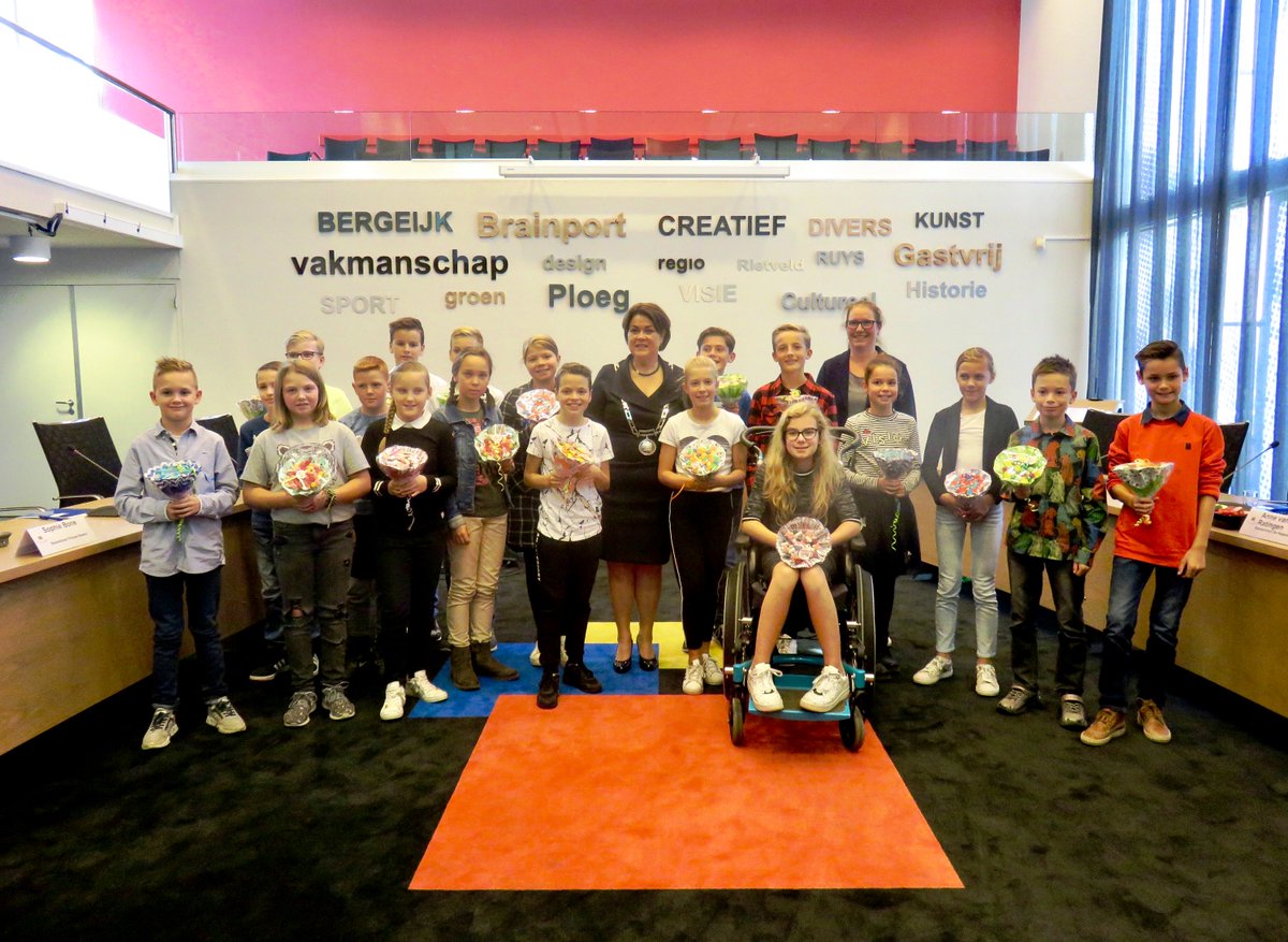 Vanmiddag, 10 oktober, heeft burgemeester Arinda Callewaert-de Groot de eerste jeugdgemeenteraad van de gemeente Bergeijk officieel geïnstalleerd. Lees meer over de samenstelling van de jeugdgemeenteraad op bergeijk.nl/jeugdgemeenter…