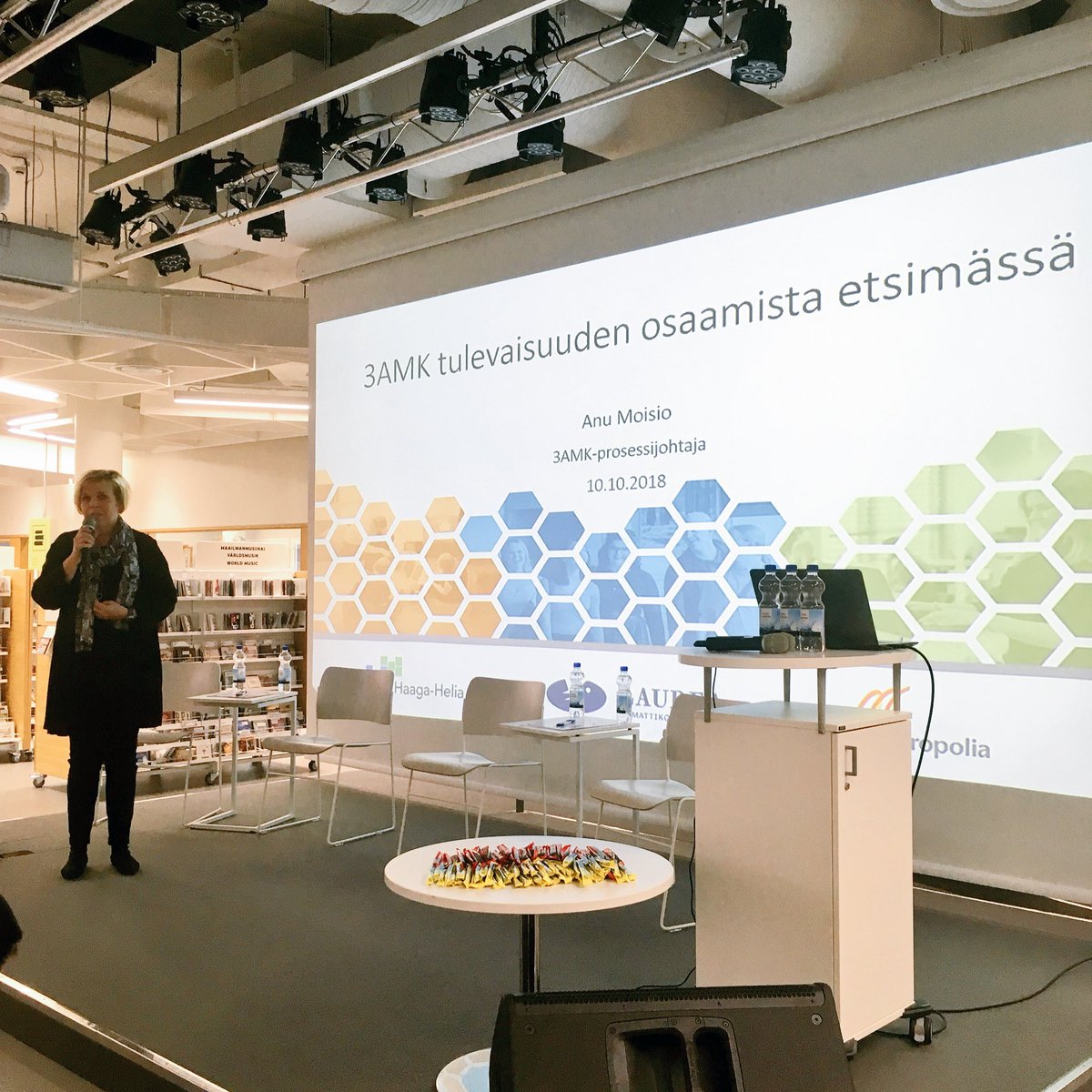 JaniMantysaari's tweet photo. Juhlaseminaarin ensimmäisenä keynote-puhujana @AnuMoisio1 kertomassa, miten @HAAGAHELIAamk, @metropolia & @Laurea_UAS yhdessä #3AMK-yhteistyön kautta vastaavat #työ:n murroksen myötä muuttuviin #osaaminen-tarpeisiin. #korkeakoulutus #enkk50 #enkk50vuotta #jciespoo #orangeactions https://t.co/VS5v6NvWmW
