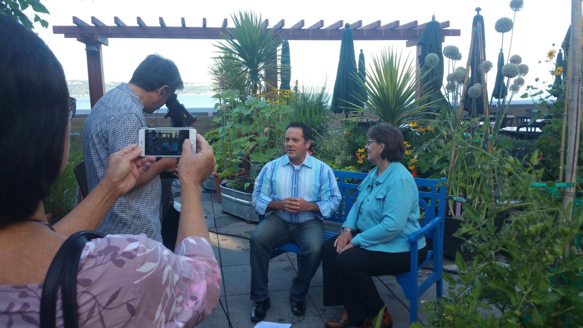 nwkidney's tweet photo. 📺 As part of the #AgeFriendlySeattle initiative, registered dietitian Katy Wilkens shared some of her favorite healthy recipes w/ @SeattleChannel at Pike Place Market Community Garden. Tune in Mon, Oct 15, at 7pm, Comcast channel 21. 
#health #healthyeating #Seattle #kidney https://t.co/SDuBPwfNKq