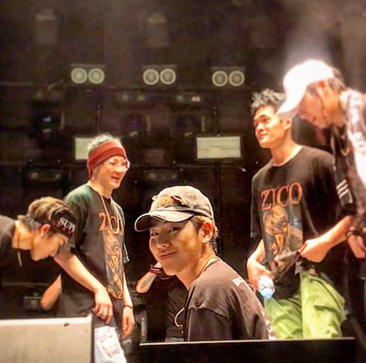 VENlVlDIVICI's tweet image. Fan snapshot of Zico preparing for a group photo with the crowd in Moscow
cr. fthong0111