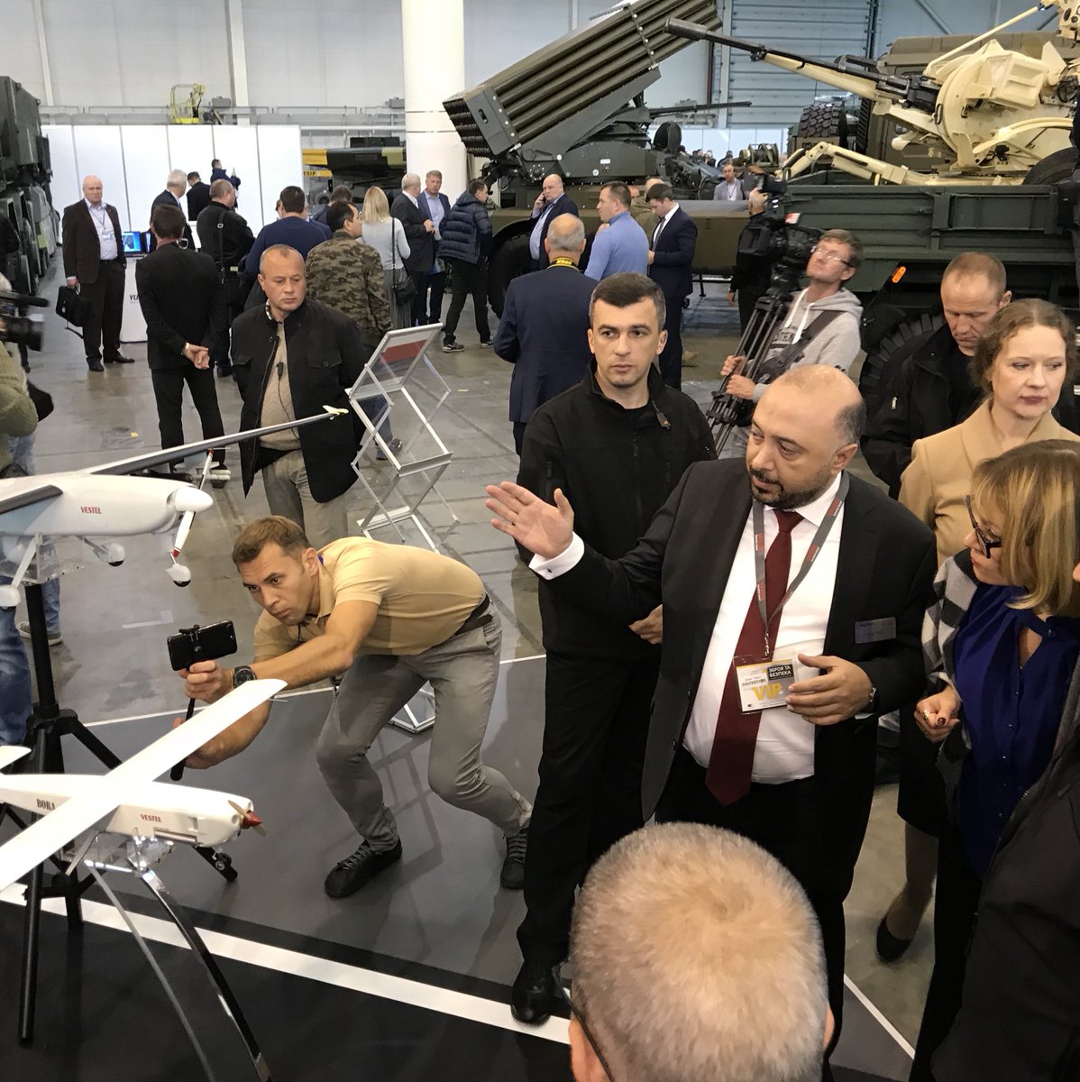 lentatek_'s tweet photo. Uzun yıllardır işbirliği çalışmaları sürdürdüğümüz Ukrayna’da gerçekleştirilen ‘Arms and Security’ Fuarı’nda, özellikle ilgi duyulan İHA ürün ailemiz ile yerimizi aldık. #ArmsAndSecurity18 #VESTELDefence https://t.co/oCLkW68ki3