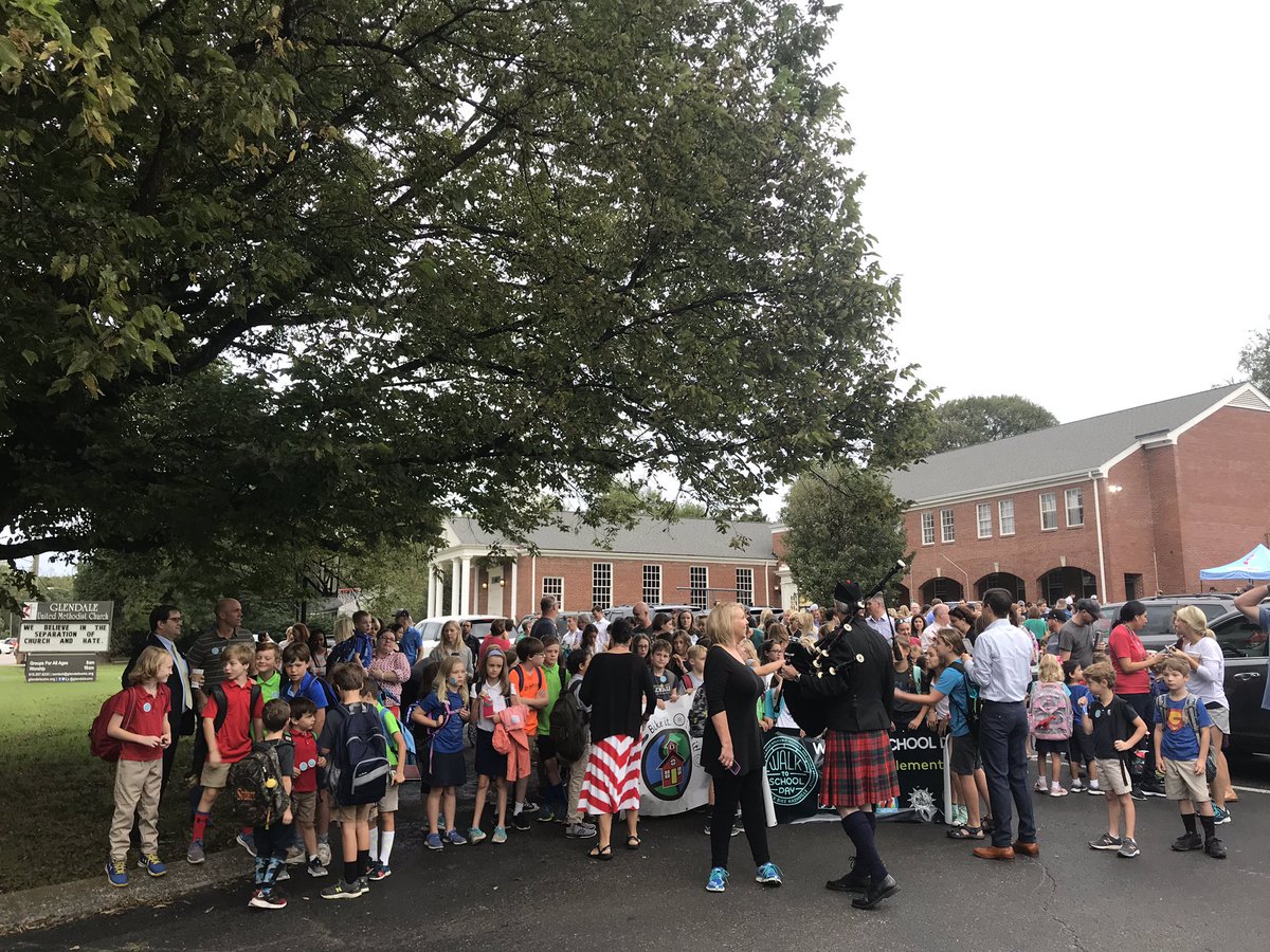 GlendaleUMC's tweet photo. Another amazing #WalkToSchoolDay in the books this morning! We love this annual tradition with Glendale Spanish Immersion Elementary School!💙 @Glendalebiblio @GlendalePTO @MetroSchools @MNPSFamilies #GlendaleUMC #UMC #PencilPartner https://t.co/CaEm3MeXza