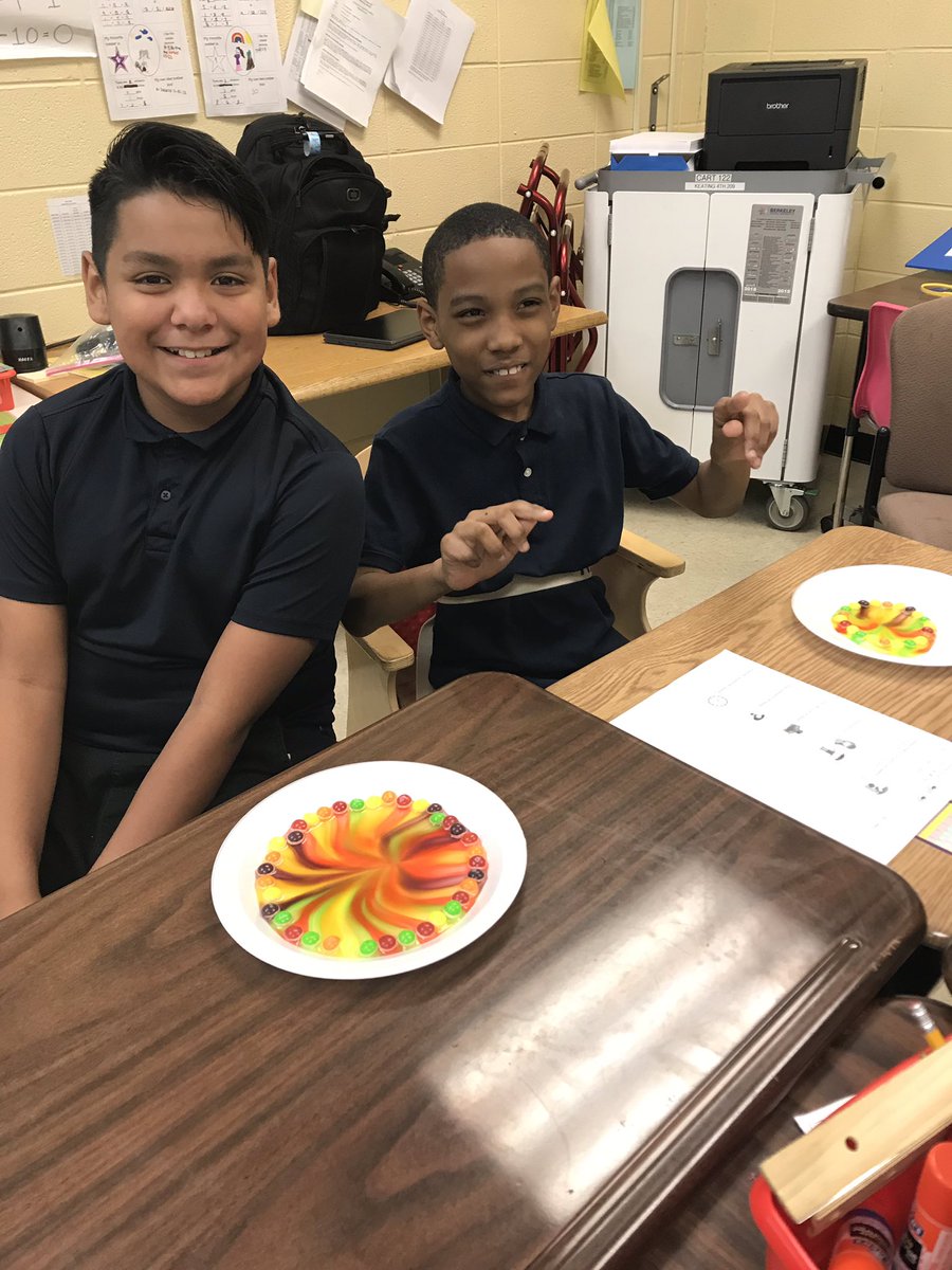 mpetersonD87's tweet photo. #speechlesson #scienceexperiment #skittlefun #1D1T1M @SunnysideD87 https://t.co/HQvArQ9RKn