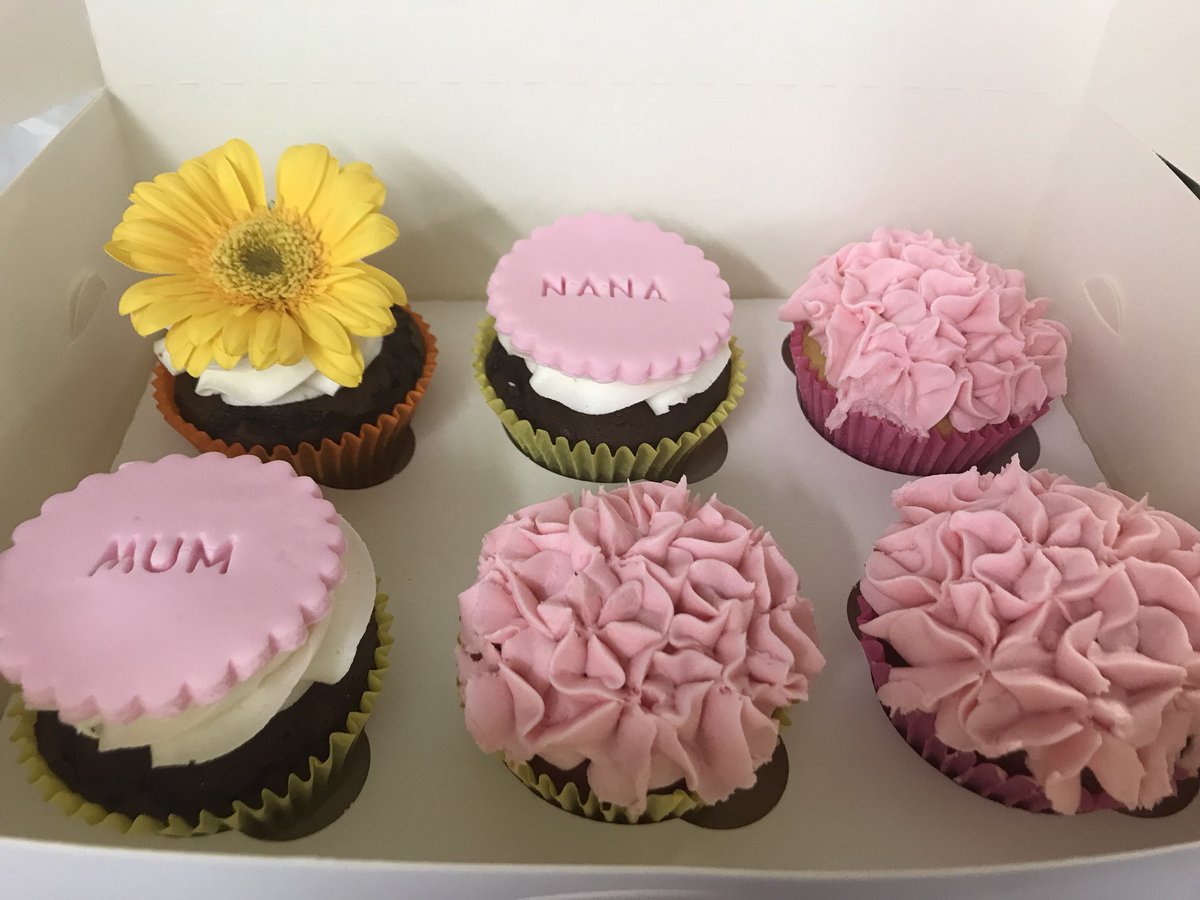 #CupcakeHour <a href="/CakesGreen/">Claire Green Cakes</a> #birthdaygirl #cupcakes