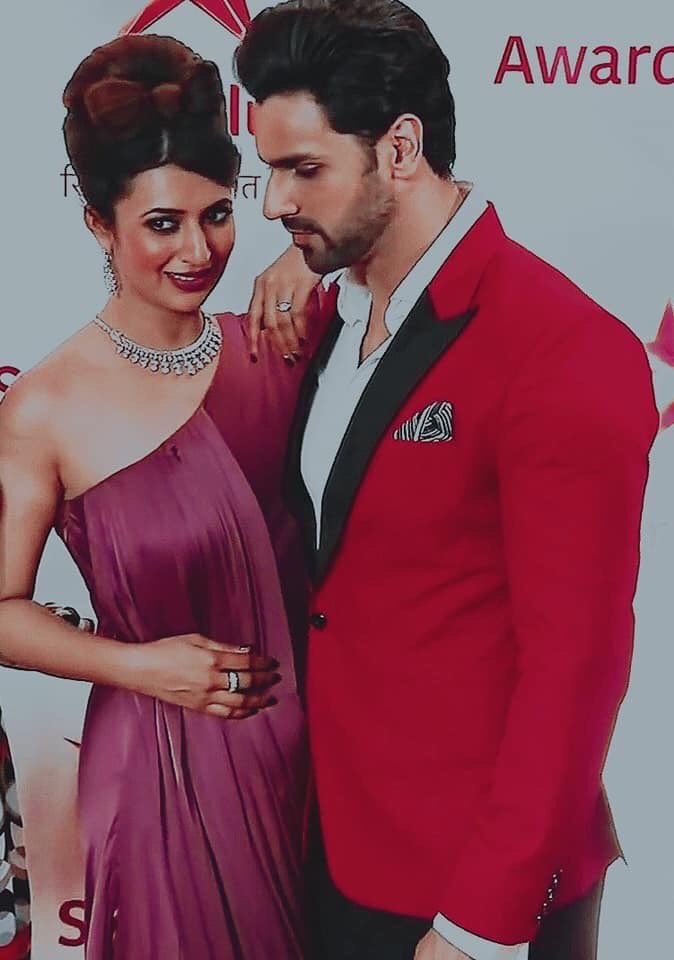 DivyankaClub's tweet photo. Star Parivaar Awards 2018
#SPA2018 

@Divyanka_T @vivekdahiya08 #RiyaDahiya https://t.co/CyCAfn323Q