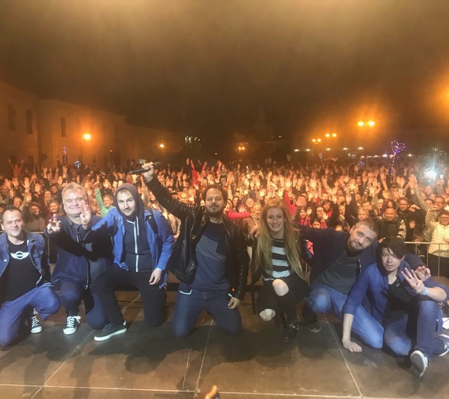 SabinaK1992's tweet photo. Tenhle záběr je z posledního letošního venkovního koncertu s Xindlem X. Prožila jsem s ním a s lidmi z jeho týmu krásné léto. Turné ale pokračuje. Na konci listopadu pojedeme dál :)
#sabinakrovakova #xindlx #sexyexity #valtice https://t.co/RxfiWiattK