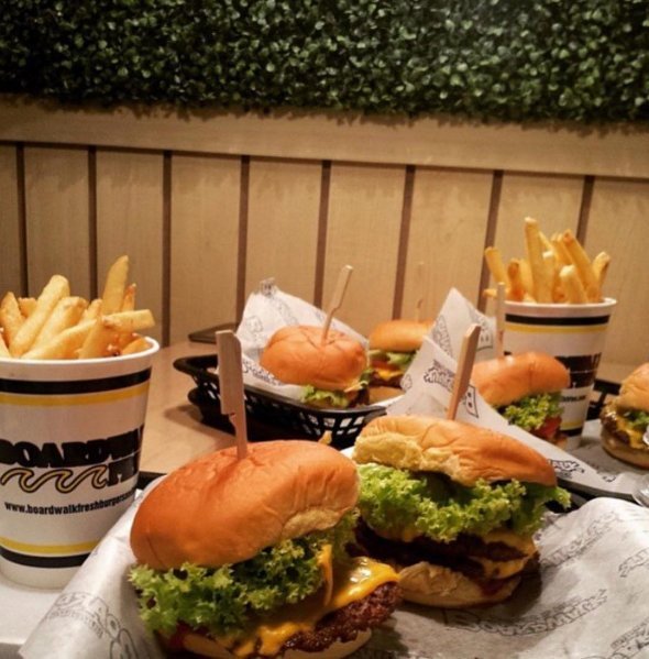 شارك الاصحاب متعة الطعم والجلسة في بوردوك برجر 😋😍، تعرف اكثر عبر تطبيق  #فَلَّة_الرياض
riyadh.is/s/hKORcx
#boardwalkksa https…