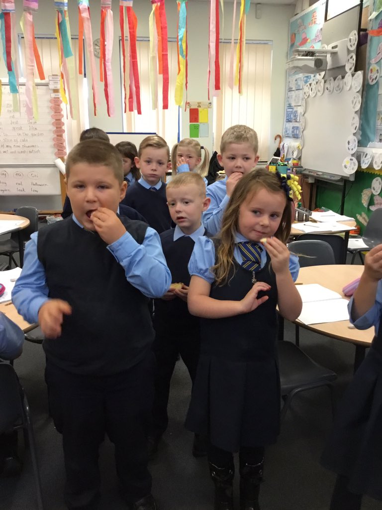 NewStevenstonPr's tweet photo. As part of our health week, each class got the opportunity to take part in a fruit tasting session-we all enjoyed the lovely, juicy tastes. Thank you to @Tesco for donating the fruit to our school
#Healthweek2018
#NSPSGoingforgold https://t.co/7GpkpqSFud