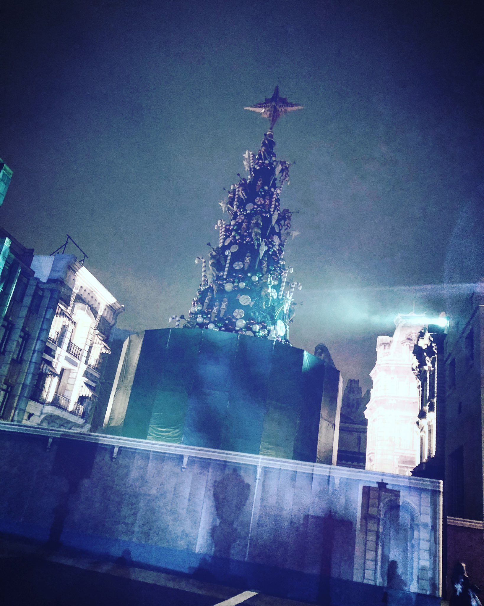 Usj情報局 L C A Studios Usjのツリー 建設がホラーナイト開催期間とダブり さながらホラーテイスト 手間にはゾンビいるし Usj ユニバ T Co Nuq7xxve3e Twitter