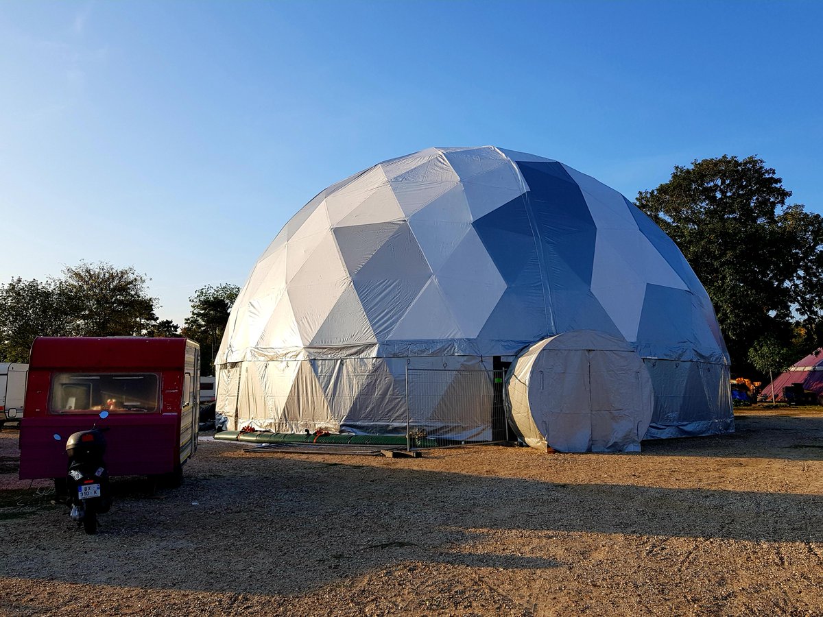AlexNafarrate's tweet photo. Le #Villagedecirque2018 #2r2c #Paris12 commence aujourd'hui ! Et hier sous les #chapiteaux  nous avons eu l'occasion de faire un atelier #designthinking, mené par @Atypie_design  pour concevoir un dispositif permettant d'ancrer les spectacles itinérants dans la vie du quartier! https://t.co/bVx9TXiqbC