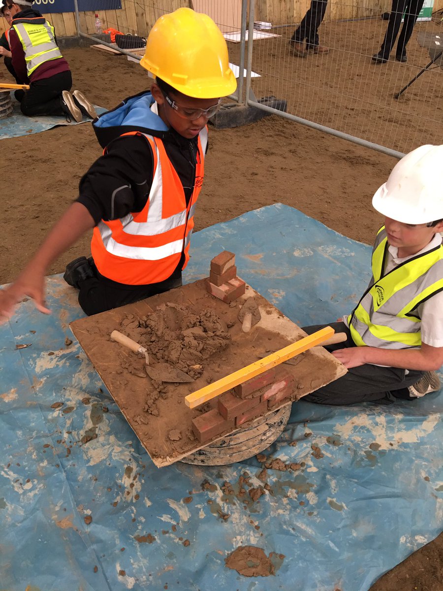 childrensuni's tweet photo. Children from @IngsPrimary enjoying bricklaying with @hobsonporter at #FoundationsLive2018 https://t.co/YsO4d7ibcs