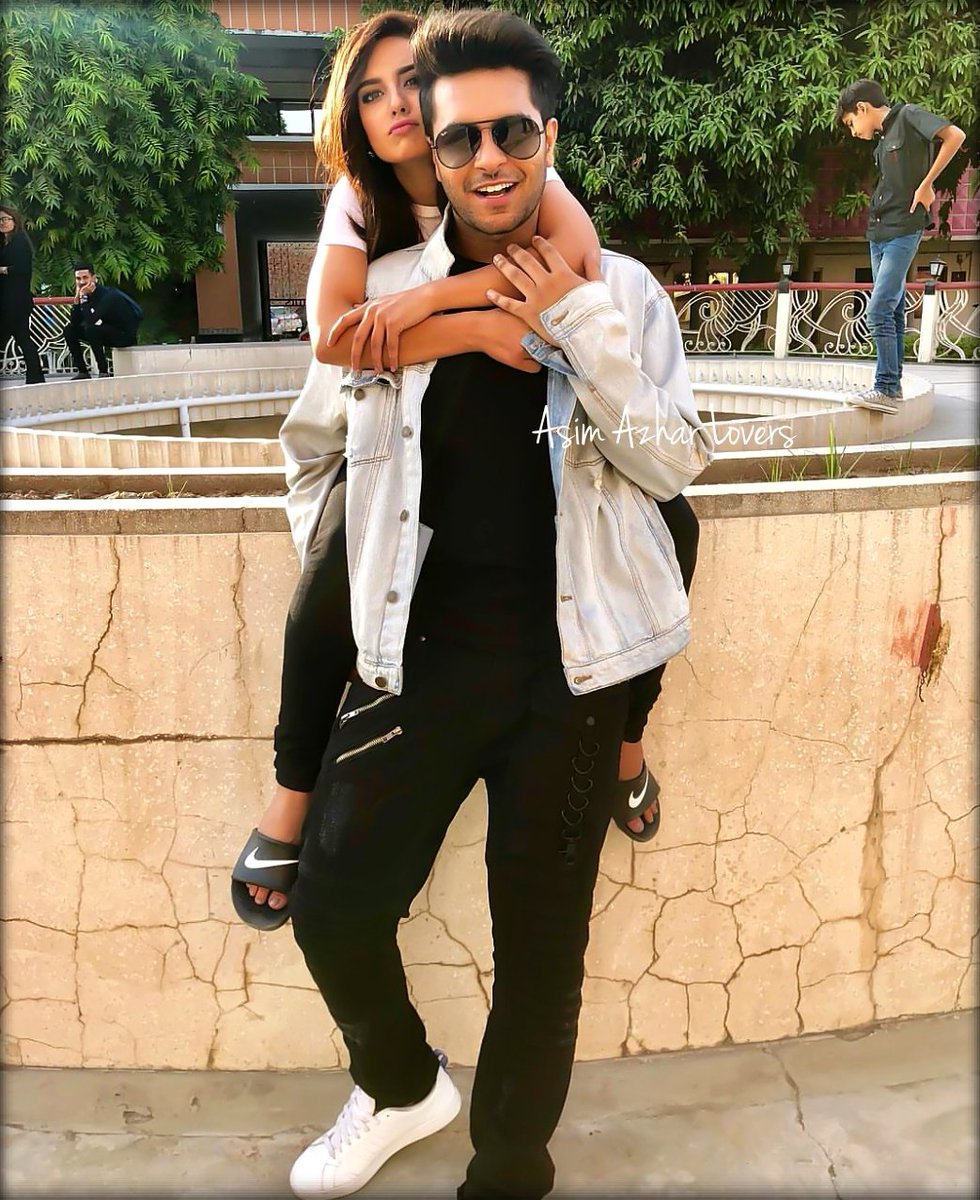AsimLovers's tweet photo. 🎬 #Newsingle 🙆‍♀️
Omg, 😍❤
@AsimAzharr #IqraAziz https://t.co/GvkI5KGoYs