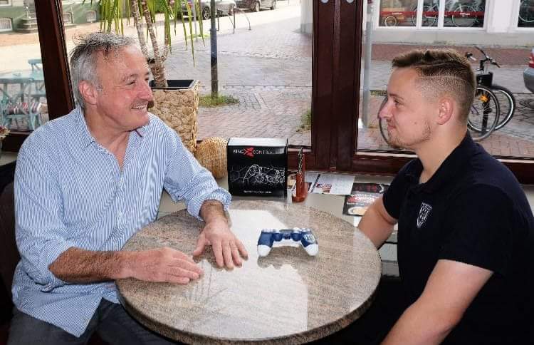Auch die Cuxavener Presse interessiert sich für unseren @maestro10_el
Am Sonntag hatte Tom eine Interview mit einer Lokalen Zeitung. Stark! 💙

Sobald der Artikel veröffentlicht  ist, erfahrt ihr es natürlich 😉

#forzanulldrei #yallasvb #FIFA19 #eSport