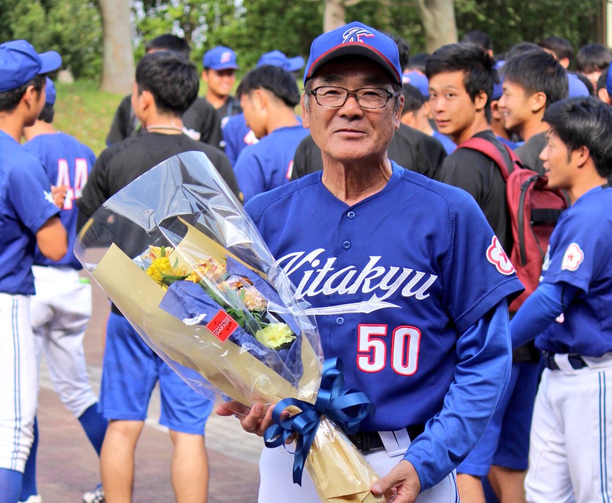 北九州市立大学 硬式野球部 第5週2日目のvs 久留米大学に勝利したことで 徳永監督がリーグ戦通算300勝を達成しました 来シーズンは監督を必ず神宮に連れていけるように 冬の間に力をつけていきます おめでとうございます