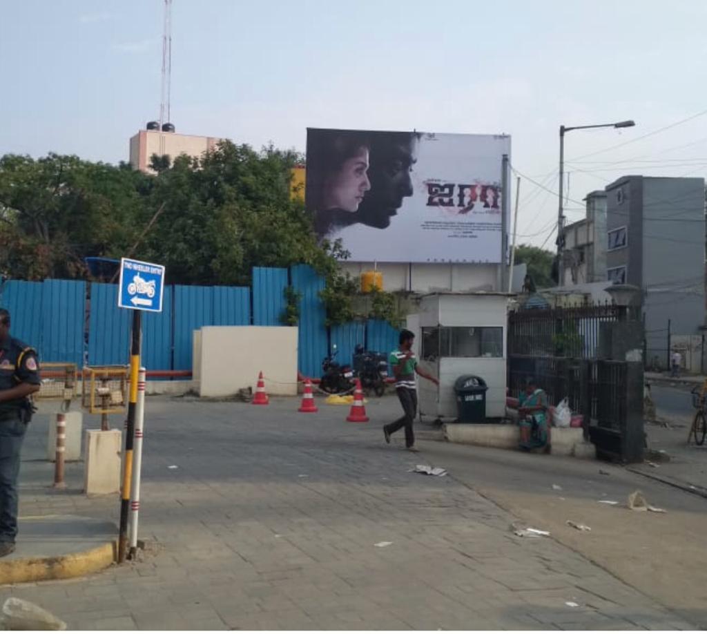 kjr_studios's tweet photo. It's #Airaa all around us!! Massive promotions across the city for #AiraaFirstLook launch!
#Nayanthara @sarjun34 @SundaramurthyKS @Priyankaravi20 @jogesh_karthik @tridentartsoffl @thinkmusicindia @DoneChannel1 @gobeatroute https://t.co/3AF4aaMBrx