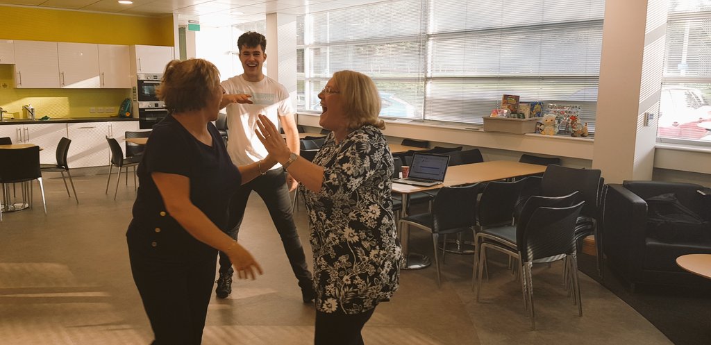Bunjumin's tweet photo. @CurtisPritchard from @confidancemdf is dancing with staff from @Mersey_Care for #WorldMentalHealthDay to improve wellbeing. FACT: Dancing with others helps us to feel more connected and social #nobodyputsfionainthecorner https://t.co/nr8tBoBW0R