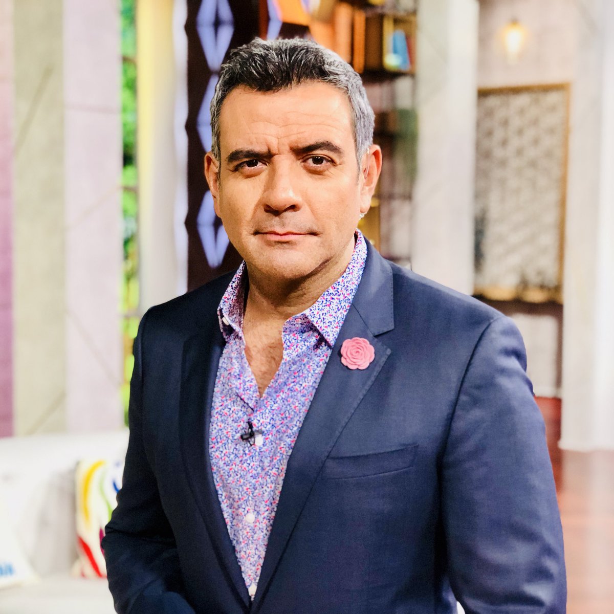 SANDARTI's tweet photo. Hoy es miércoles para usar un #Botonier rosa. Feliz día para todos!!! Ya estamos al aire en @unnuevodia por @telemundo https://t.co/ZGxyh424xN