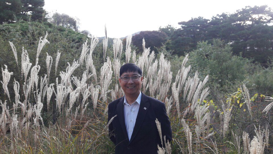 2018.10.10,수

 한달 전 잡힌 사랑하는 짱님의 지방 강의에
가을을 느끼고 싶어 기사 역할을 핑계삼아 
오늘 일정을 빨리 끝내고 오후에 
인천을 벗어 났습니다.

 관람 마감 전 턱걸이 해서
국립 광릉수목원에서 자연의 숨결에 흠뻑 취했습니다.

 멋진 저녁되십시오.
 저를 아시는 모든 분들께!