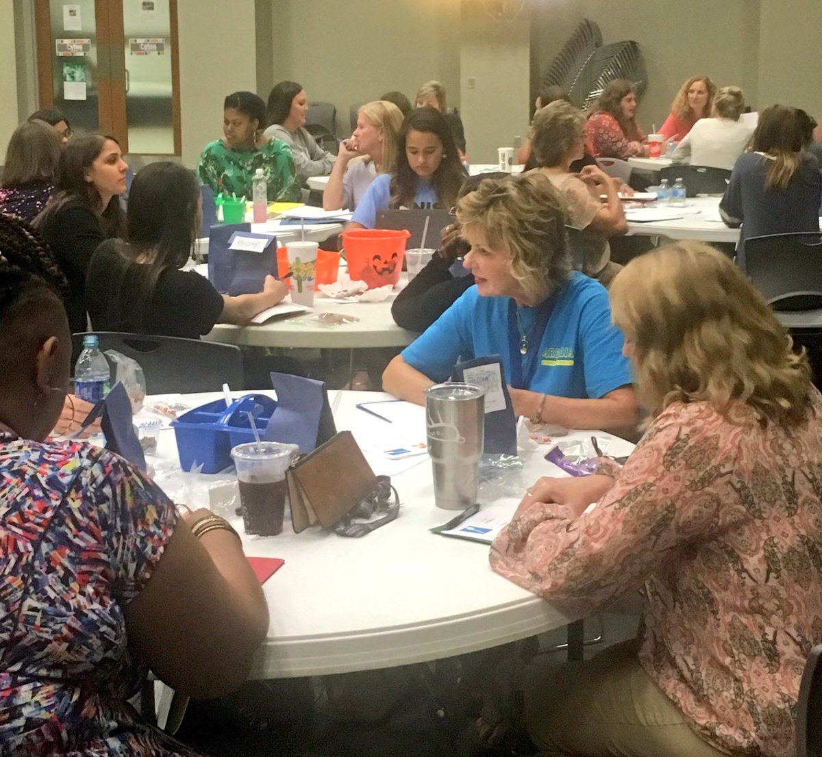 AngieFMorrison's tweet photo. T🍏S educators serve over 400 EL/FEL students who speak 48 different languages. Such a great #ESLPLC day with @kristigarcia2 and these amazing learners-leaders‼️🌍🗣 #SEL #ESL https://t.co/bEryTiidHX