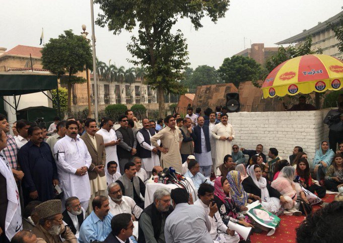 Nawaiwaqt_'s tweet photo. شہباز شریف کی گرفتاری کے خلاف لیگی اراکین اسمبلی کا پنجاب اسمبلی گیٹ کے سامنے دھرنا
https://t.co/2mMiqcAyx3
#Lahore #PunjabAssembly #PMLN #Workers #AssemblyGate @PMLNPunjabPk @PmlnMedia @pmln_org @PTIofficial https://t.co/VPI6nogYha