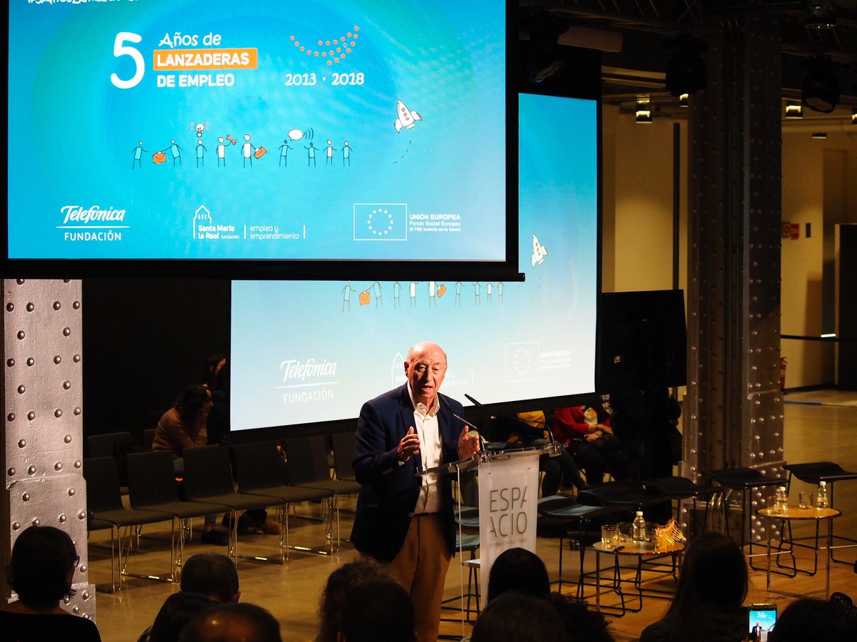 LSenior2018's tweet photo. Exposición de José María Peridis sobre la filosofía de las Lanzaderas. #5AñosLanzaderas @Lanzaderas_EES @AyuntamientoVLL @INNOLID @FundacionSMLRPH https://t.co/3KK4D43Ted