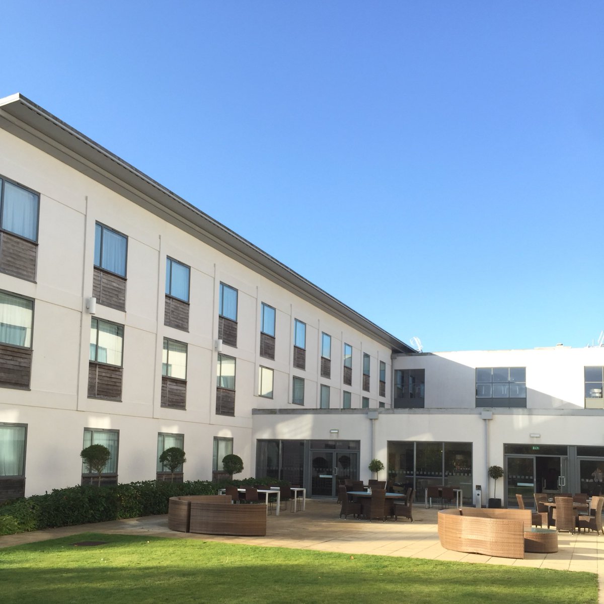 HobbsRehab's tweet photo. Lovely day for the #MiNT2018 conference @HolidayInnWinch ☀️ Brilliant to see people already talking, networking and discussing #neurotech! https://t.co/jOATbDRw7I