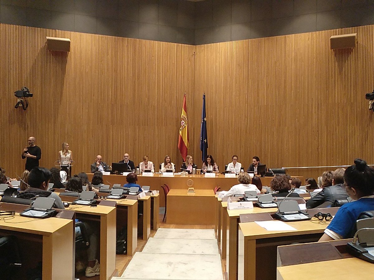 ¿Qué podéis hacer para que los libros de historia con los que estudiamos tengan más referentes femeninos? Pregunta Lucía a los diputados en nuestro acto #unaleonaenelCongreso #GirlsGetEqual