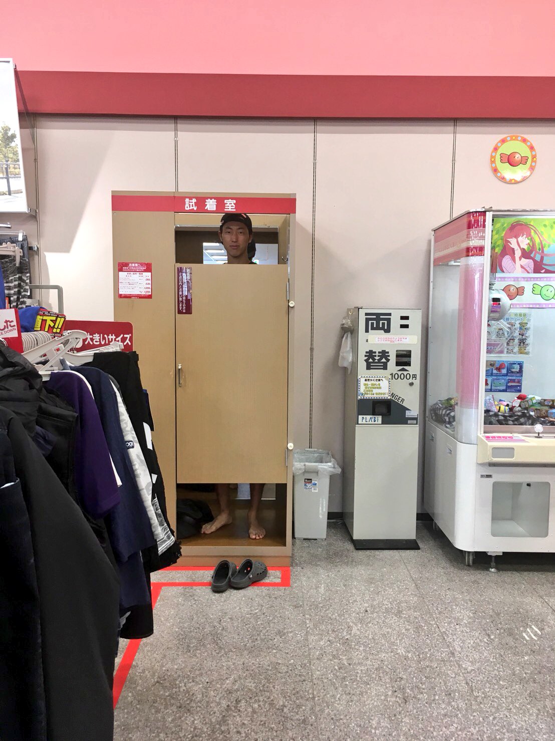 試着室　露出 3日間のGoProキャンプの着替えが一式入ったスーツケースを完全に忘れてきたのを現地で気付きユニクロも何もない山奥で途方に暮れ全身しまむらコーデで3日間乗り切ったのは内緒🤔  HUGE Thanks @shimamura_gr #GoProCamp2018 https://t.co ...