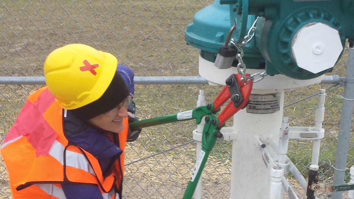 democracynow's tweet image. Then—We'll speak with climate scientist @DrJamesHansen, attorney Kelsey Skaggs of @Climate_Defense and "valve turners" @enjohnston &amp;amp; Annette Klapstein, who were just cleared of charges for manually shutting off oil pipelines in Minnesota in 2016. 8-9AM ET: democracynow.org