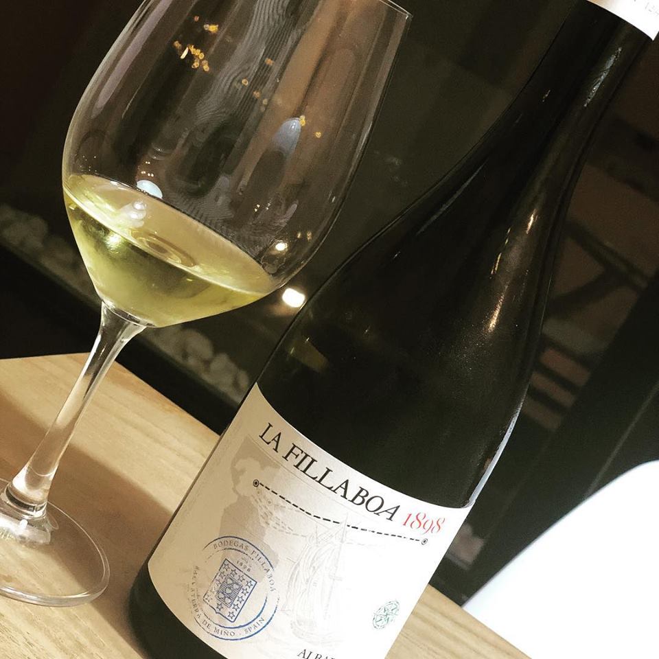 Hoy nos dirigimos a #Galicia 😉
En este caso, nos decidimos por un Albariño de 8 años de edad, que ha sido elaborado por <a href="/MasaveuBodegas/">Masaveu Bodegas</a> con una crianza sobre lías finas, confiriéndole juventud, complejidad y la armonía de un gran vino.

LA FILLABOA 1898 2010👌

#elgustoporelvino