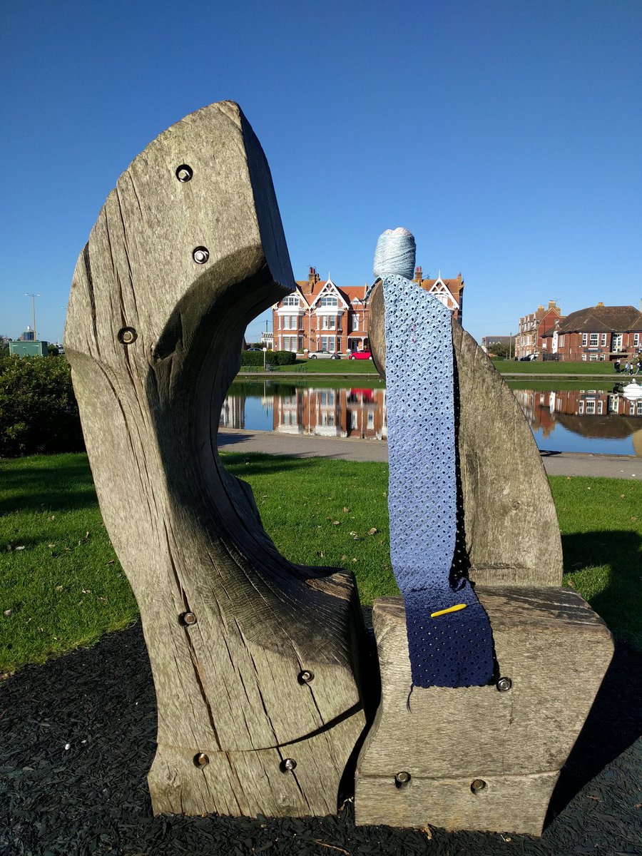 It pays off to work on this on my lunch breaks. I can almost see the end of it and it is glorious!!! :D
#crochet #crafting #scenery #scarf #lunch