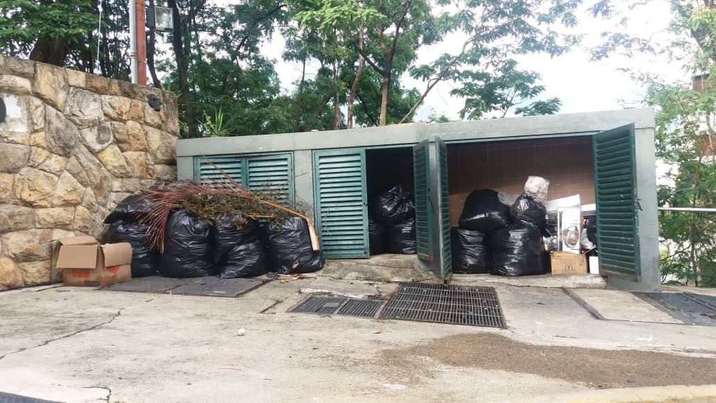 asoqal's tweet photo. Vecinos de Colina Quinta Altamira, solicitamos  se recoja la  basura. Tenemos personas de la tercera edad y niños y esto puede provocar una epidemia. Ayuda por favor. @laalcaldiasucre  @ImapsasOficial https://t.co/EuFKR6Nf8O
